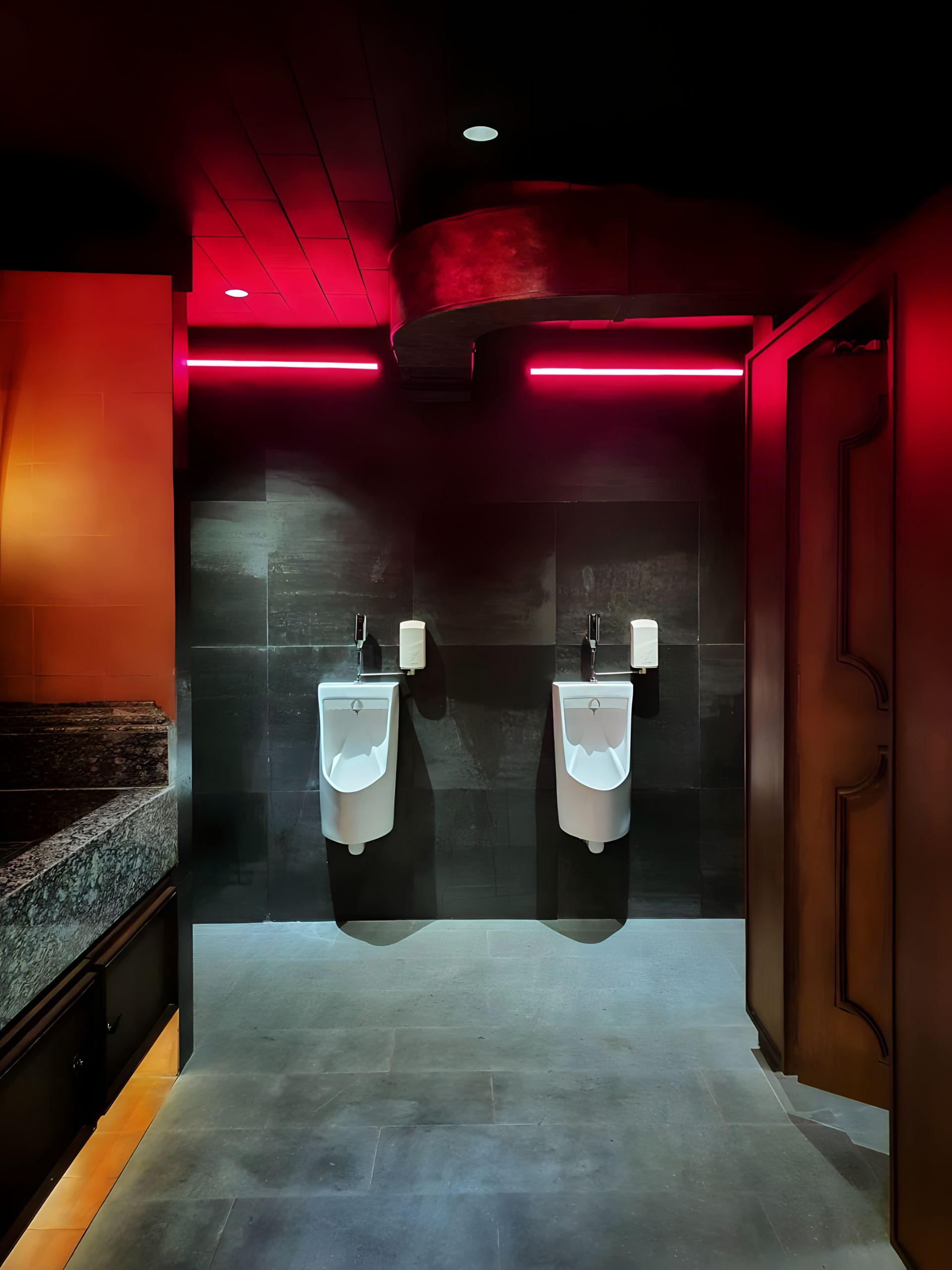 Toilet Dengan Tema Gelap dan Neon