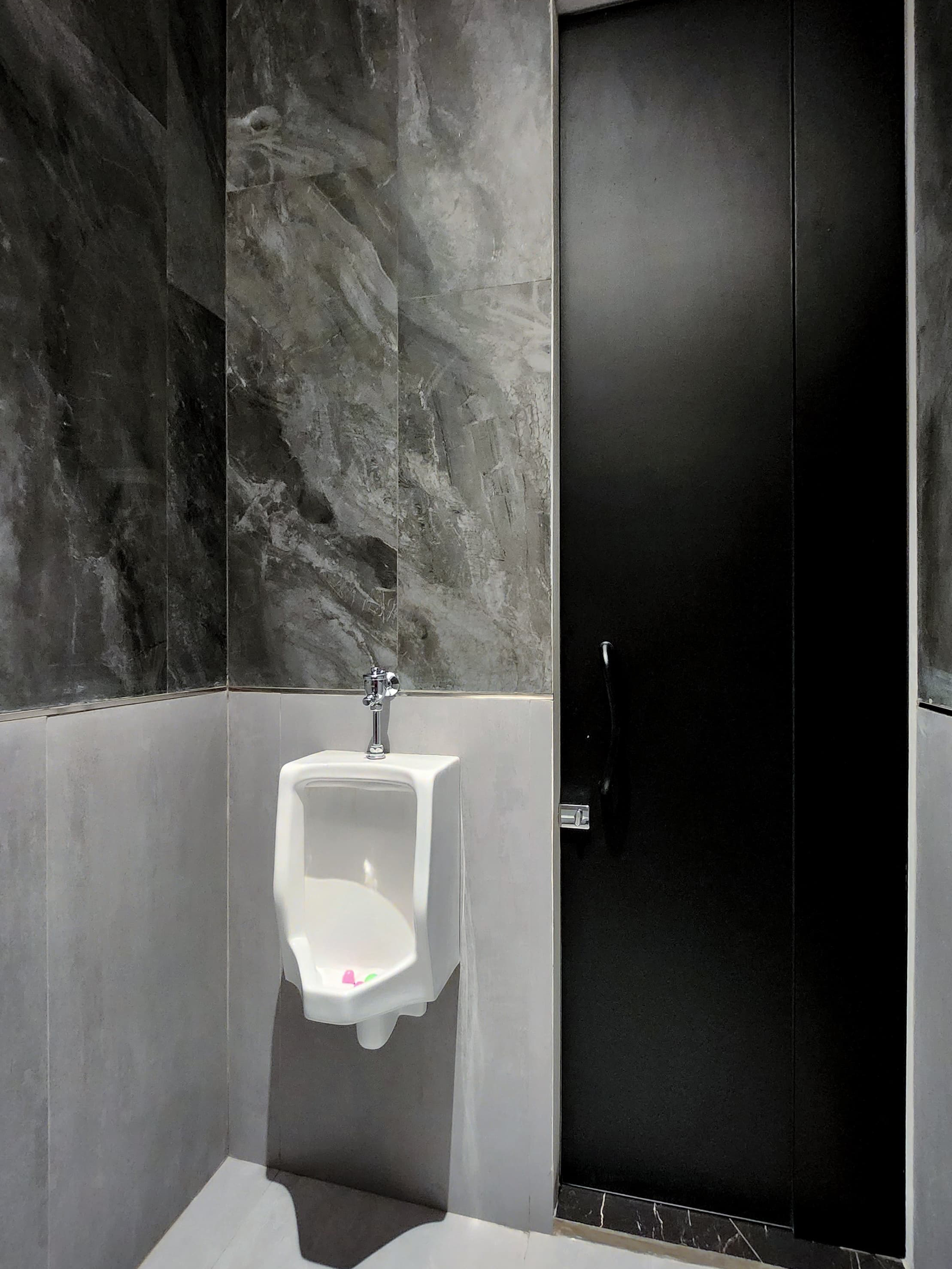 Toilet Minimalis Abu - Abu Hitam Elegan