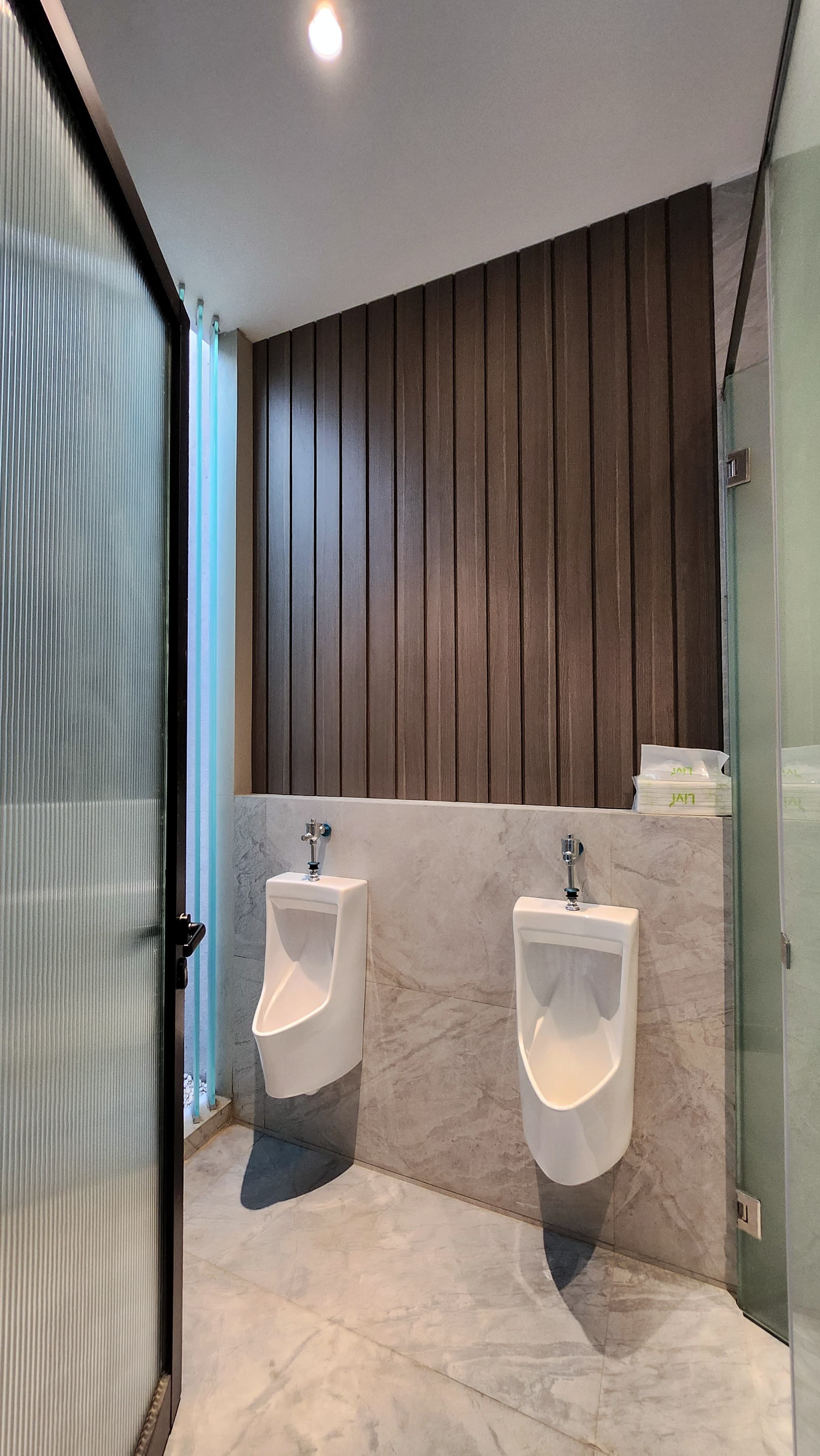 minimalist men's Bale Echo bathroom